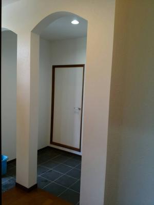 玄関空間は、土間部分をＬ字にし、来客動線と家族動線とわけています。シューズクロークは以前からお使いのもののサイズを確認して配置しました。