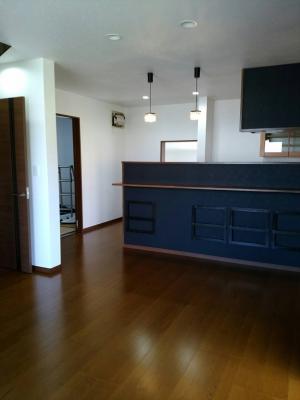 リビングからキッチン。
キッチンは、対面式でありながら、リビングから見えすぎない配慮。カウンター下は、散らかりがちな、雑誌などの造作マガジンラック