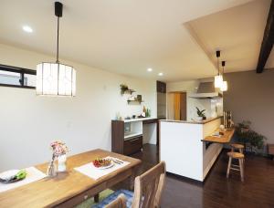 キッチン奥にあるパントリーは土間収納と繋がっていて家事動線がらくらく♪